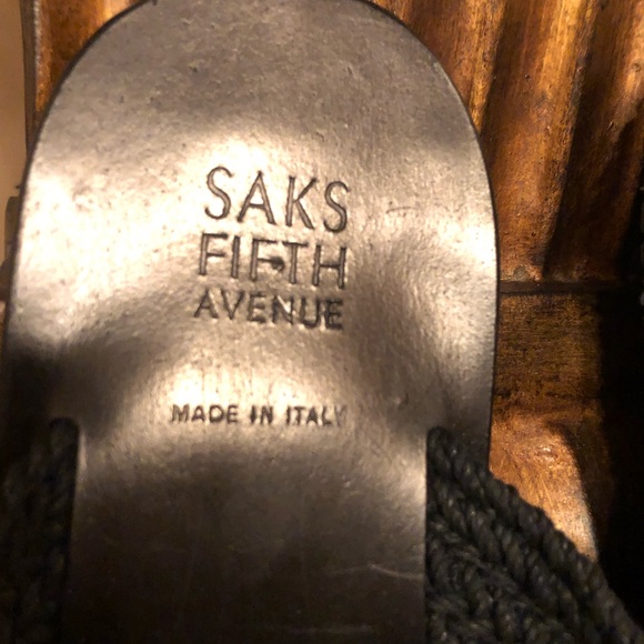 Saks Fifth Avenue Collection Leather Criss-Cross Sandals Maid in Italy. Size 11 - Picture 2 of 6